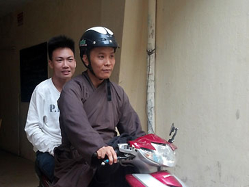 Sư thầy đưa học tr&ograve; về kinh ứng th&iacute;